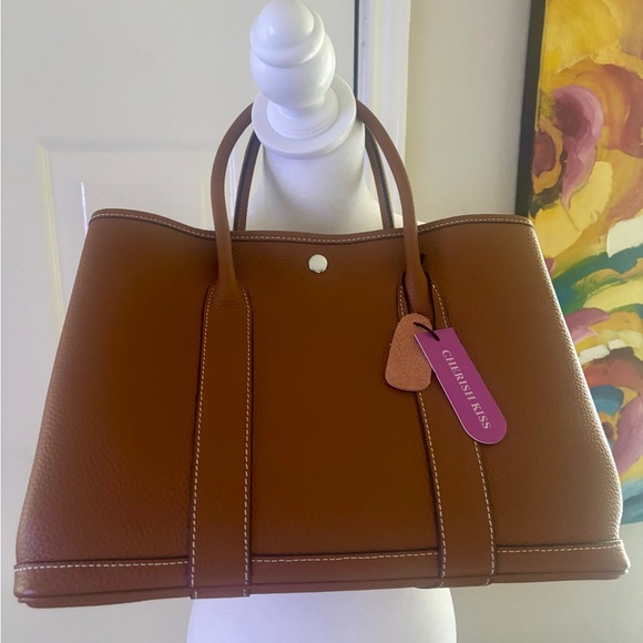 Cherish Kiss Handbag - Picture 2 of 7